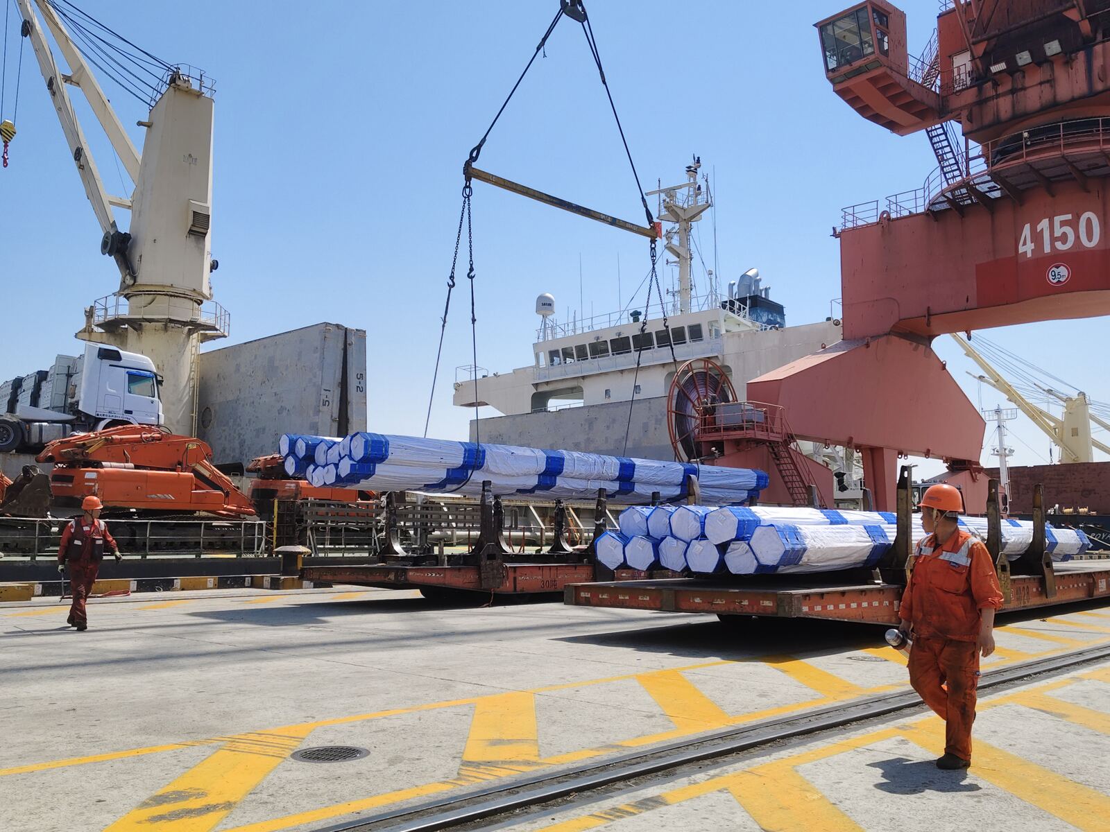 بارگیری لوله فولادی در بندر - Steel pipe loading at port