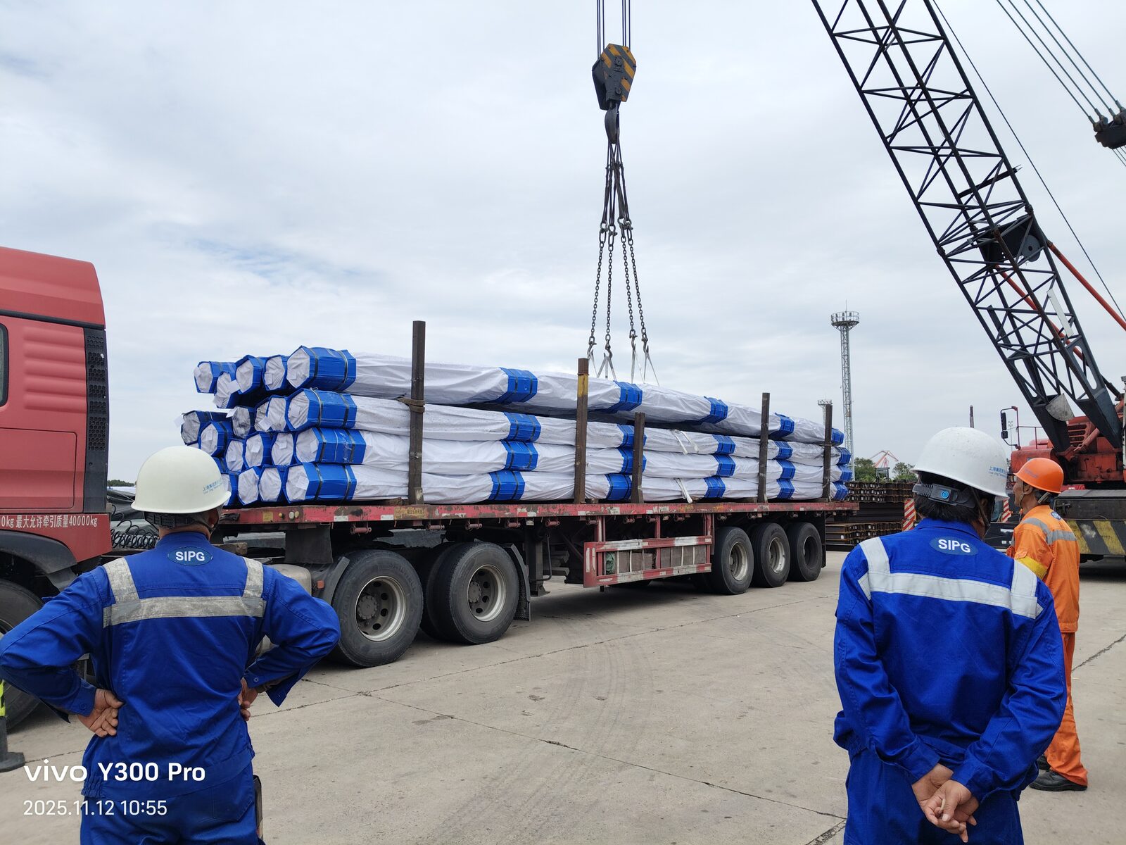 تخلیه لوله از کامیون - Pipe unloading from truck