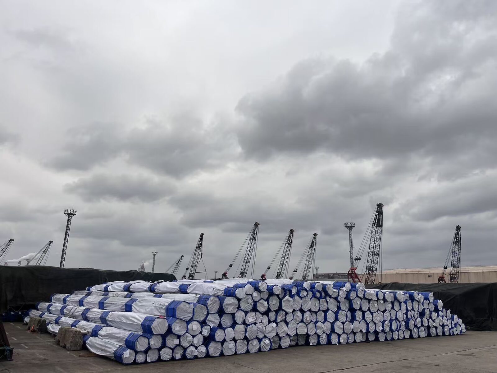 انبار لوله در بندر - Pipe storage at port yard