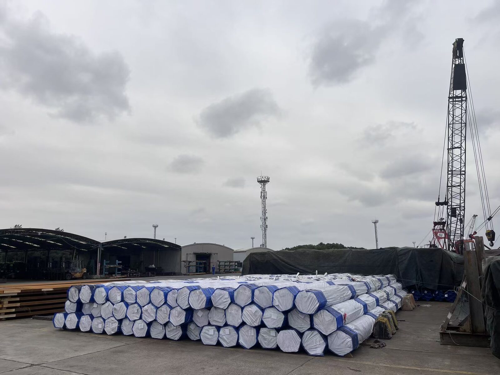 لوله‌های بسته‌بندی شده در انبار - Packaged pipes in warehouse